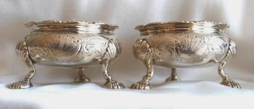 Cauldron salts with rococo design: London 1748, silversmith Daniel Piers