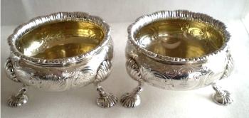 Cauldron salts with rococo design: London 1748, silversmith Daniel Piers