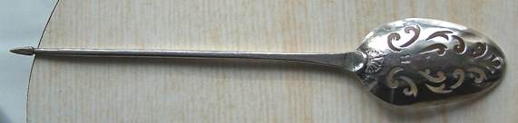 unmarked strainer spoon of the early 1730s