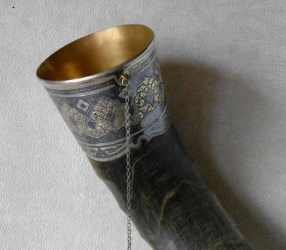 wine drinking horn: detail