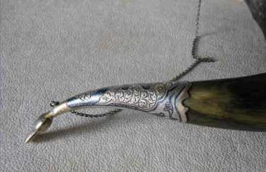 wine drinking horn: detail