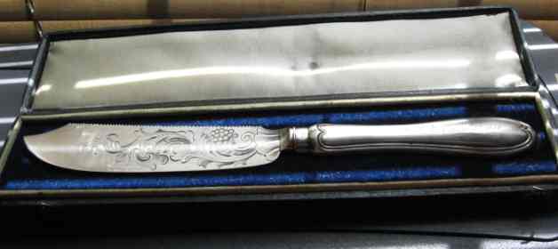 cake knife made by Thomas Sansom