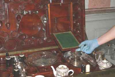 Lifting tablet to store the candlesticks within the water basin