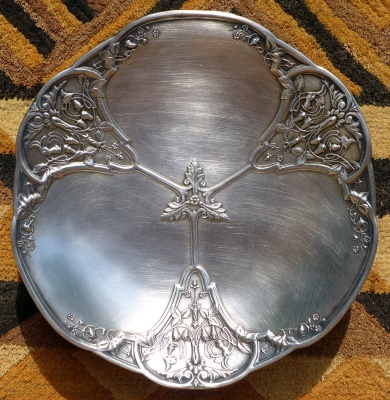 A silver-plated fruit-stand (6.8 cm high) made of low-quality nickel silver in 1907