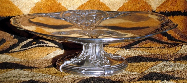 A silver-plated fruit-stand (6.8 cm high) made of low-quality nickel silver in 1907