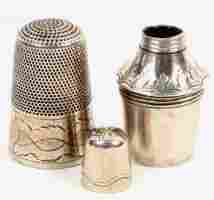 18c silver Georgian scent bottle with top and thimble