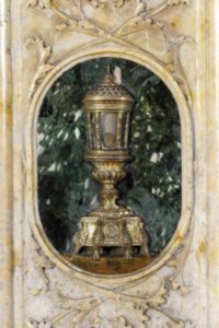 Main Altar of St. Andrew's Basilica, Mantua: Sacred Vessel on the pilasters