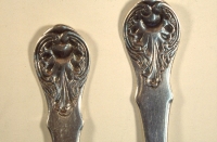 Dtail Couvert de table en argent  dcor de coquille en relief Oudenaerde 1767, M.O.:  la Flche