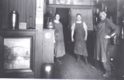 Van Erp studio 
photo with daughter 
Agatha and 
August Tiesselink, 
1917