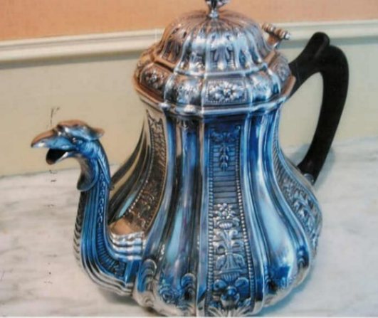 silver teapot
Antoine Joseph Gell
Lille 1757