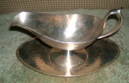 sauce boat with underplate