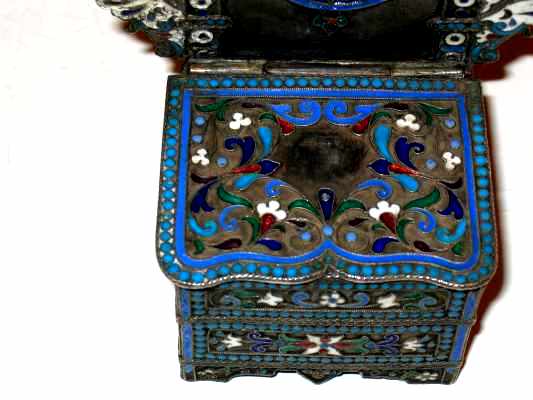 Detail of the lid of the seat