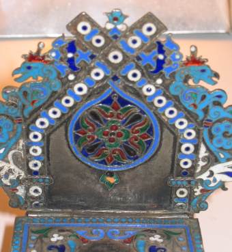 translucent appearance of the cartouche of the seat back
