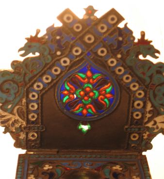 translucent appearance of the cartouche of the seat back 